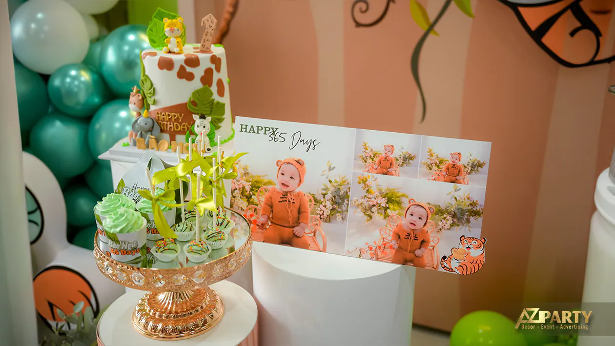 Mâm bánh ngọt thôi nôi gồm bánh cupcake xanh lá, kẹo que và khung ảnh em bé