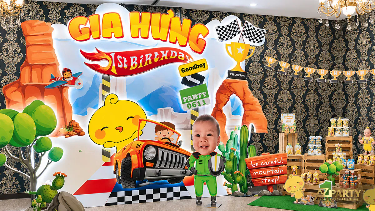 Toàn cảnh sân khấu photobooth thôi nôi bé Gia Hưng lấy chủ đề đua xe khám phá hoang mạc Grand Canyon hoành tráng