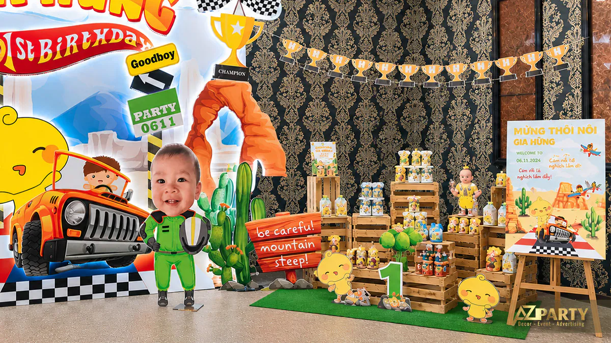 Khu vực photobooth kết hợp kệ gỗ bày trí quà lưu niệm thôi nôi bé Gia Hưng vô cùng đáng yêu và bắt mắt