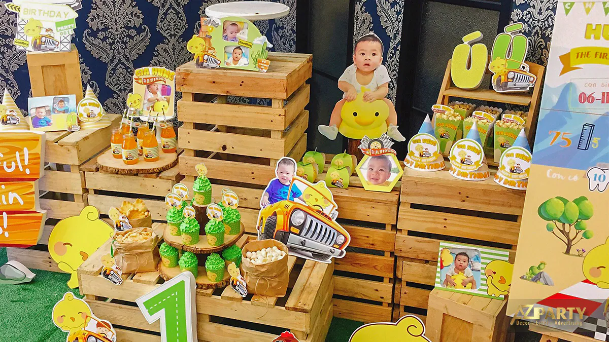 Bàn trưng bày bánh kẹo thôi nôi bé Gia Hưng ngập tràn các chi tiết ngộ nghĩnh của biệt danh Ú Ú