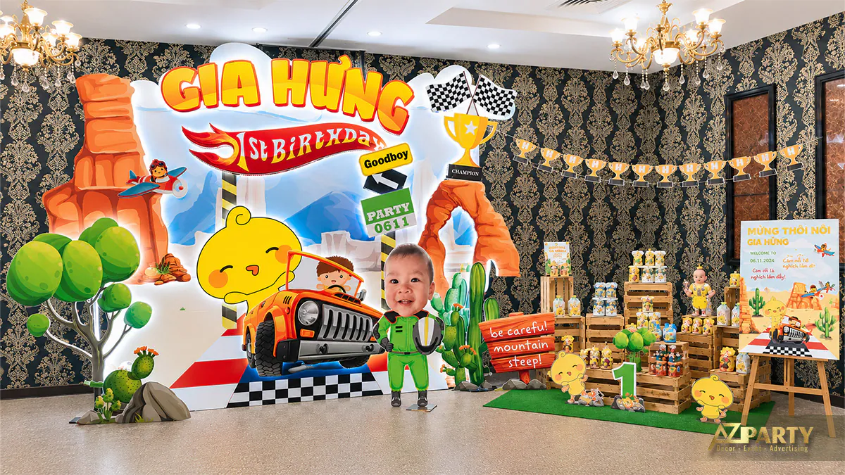 Góc chụp chính diện khu vực check-in tiệc thôi nôi bé Gia Hưng làm nổi bật chủ đề phiêu lưu hoang dã đầy màu sắc
