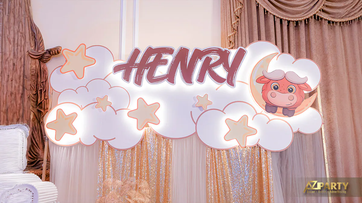 Cận cảnh backdrop mây trắng bồng bềnh in tên bé Henry và chú trâu nhỏ trên vầng trăng khuyết