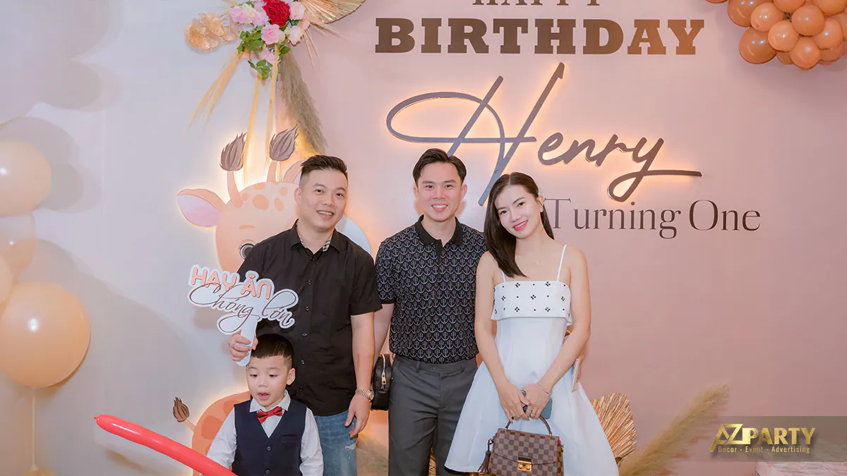 Khách mời tham dự tiệc thôi nôi rạng rỡ chụp hình kỷ niệm cùng gia đình bé Henry