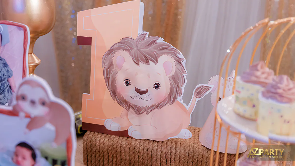 Mô hình số 1 kết hợp hình chú sư tử con đáng yêu tượng trưng cho cột mốc tròn 1 tuổi