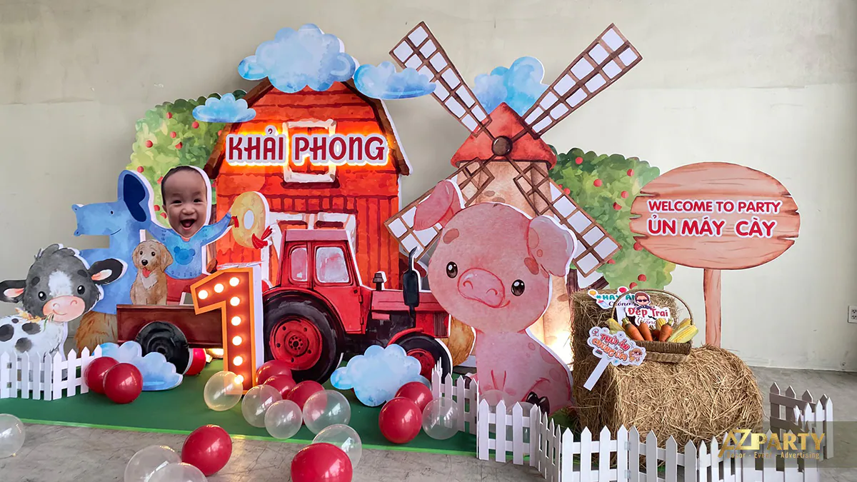Góc chính diện mô phỏng trang trại thu nhỏ đáng yêu làm phông nền chụp ảnh cho tiệc thôi nôi của bé