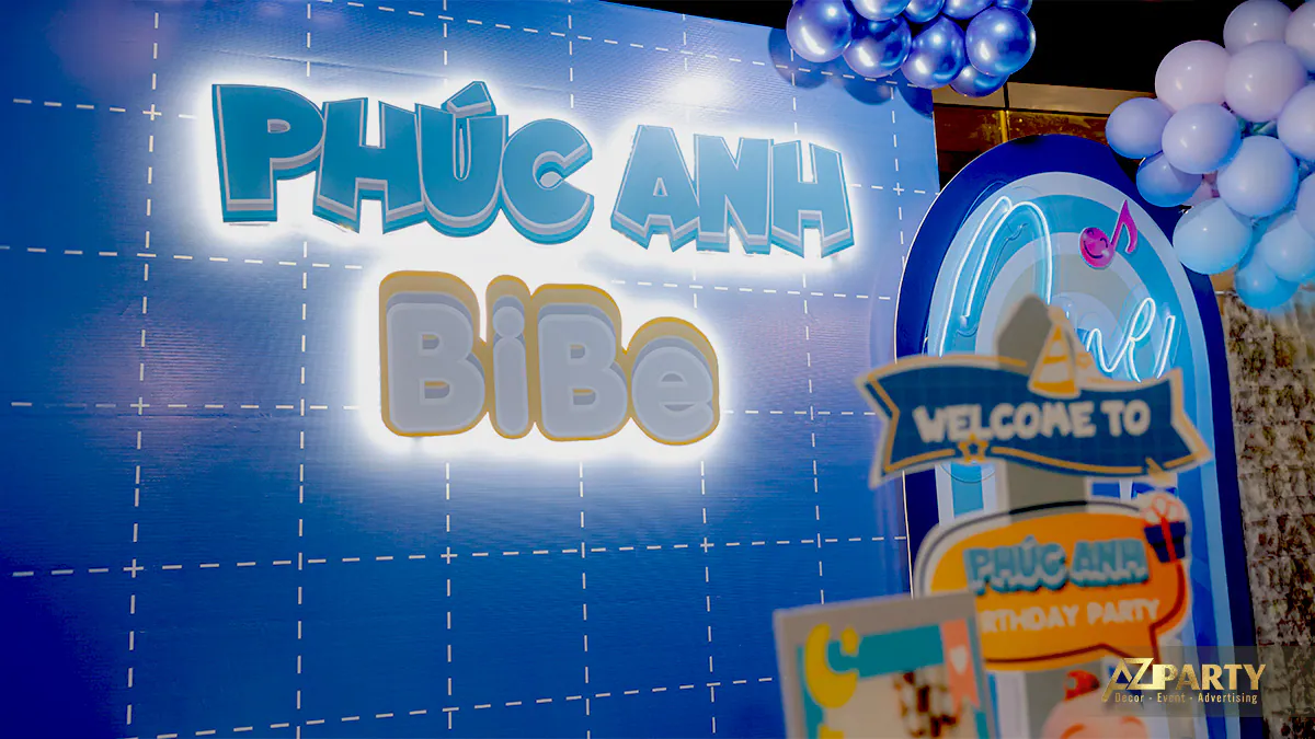 Cận cảnh bảng tên Phúc Anh BiBi bằng đèn led neon sáng rực rỡ