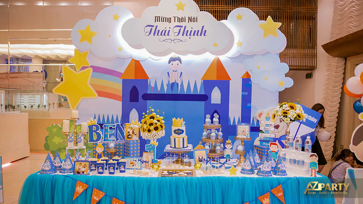 Toàn cảnh bàn gallery trang trí thôi nôi bé Thái Thịnh với chủ đề lâu đài hoàng tử cùng bóng mây, cầu vồng rực rỡ