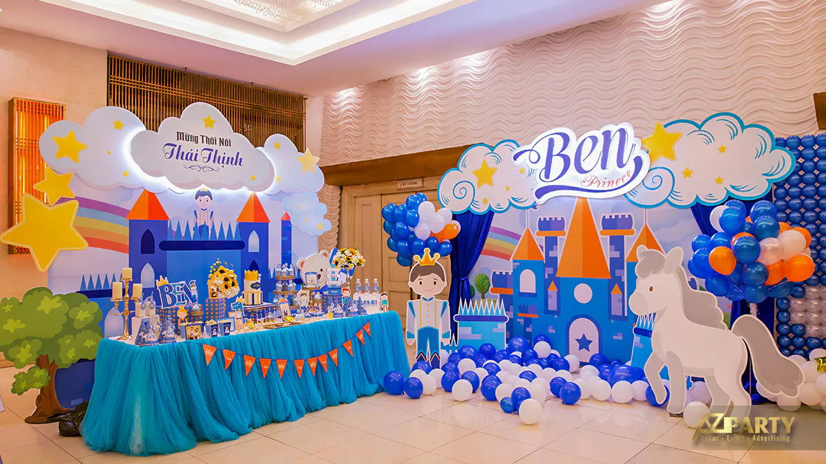 Không gian tiệc thôi nôi bé Thái Thịnh kết hợp bàn gallery lâu đài và phông nền photobooth lớn trang trí bong bóng
