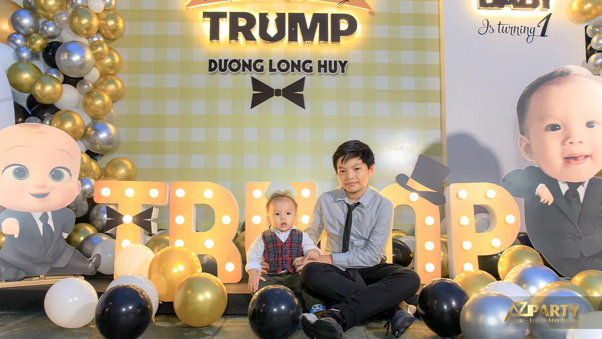 Bé Trump (Dương Long Huy) đáng yêu cùng anh trai ngồi chơi trên sân khấu sự kiện