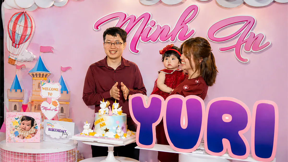 Ba mẹ rạng rỡ bế bé Yuri (Minh Anh) bên chiếc bánh sinh nhật hình kỳ lân