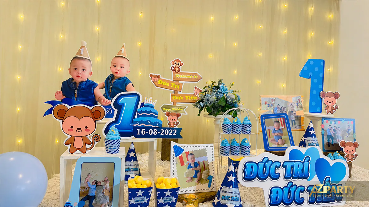 Chi tiết các phụ kiện trang trí thôi nôi đôi cho hai bé Đức Trí và Đức Tiến như tháp cupcake xanh, mũ sinh nhật
