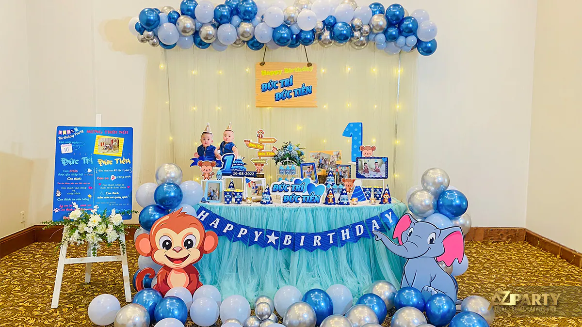 Phông nền chính diện bàn gallery thôi nôi đôi với rèm voan ấm áp kết hợp bong bóng tông xanh - bạc lấp lánh