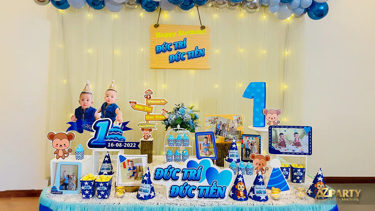 Toàn bộ bàn gallery được chuẩn bị chu đáo để đón tiếp khách mời đến mừng sinh nhật 1 tuổi của hai bé