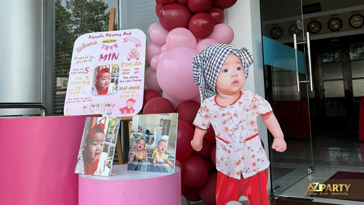 Góc trang trí của bé gái Min (Nguyễn Phương Anh) nổi bật với mô hình chibi bé mặc áo bà ba và quấn khăn rằn Nam Bộ dễ thương