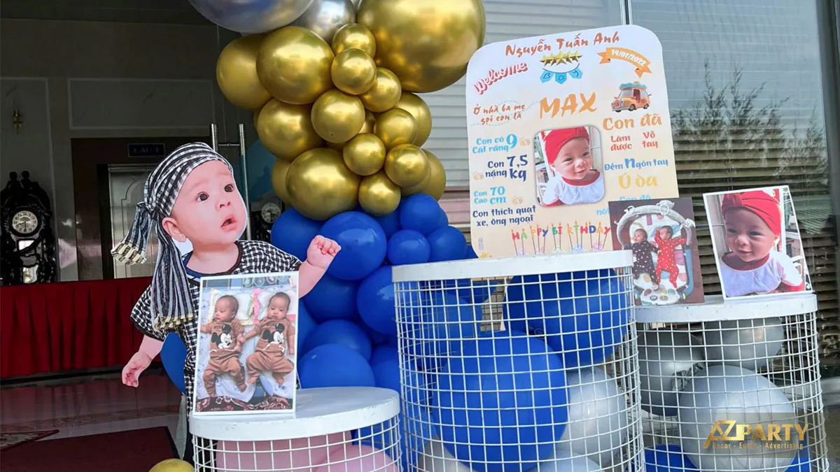 Cận cảnh bảng thông tin thôi nôi của bé trai Max (Nguyễn Tuấn Anh) bên cạnh bóng bay tông vàng kim - xanh dương sang trọng
