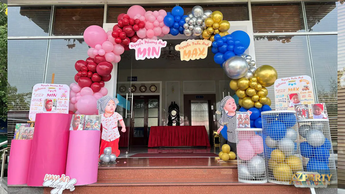 Toàn cảnh khu vực đón khách tiệc thôi nôi song sinh Min và Max được thiết kế chỉn chu ở lối vào sảnh tiệc