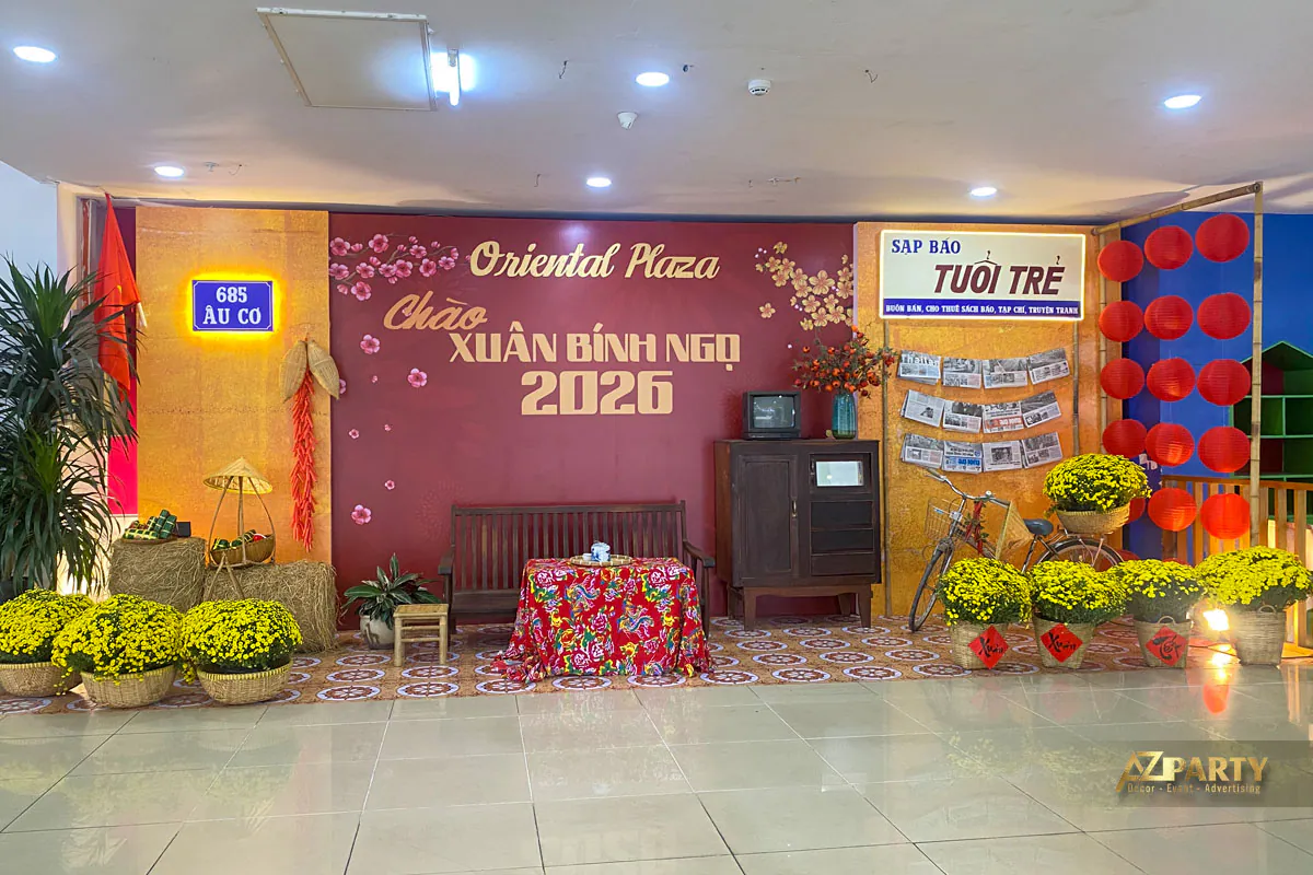 Tiểu cảnh Tết xưa tại chung cư với trang trí sạp báo Tuổi trẻ, bộ bàn ghế ấm trà xưa, chiếc xe đạp cũ góc phố