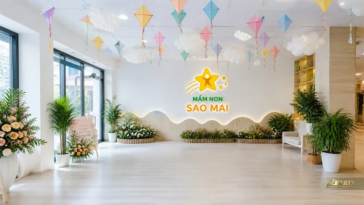 Sảnh mầm non Sao Mai trang trí nhiều cánh diều pastel và mây trắng trên trần
