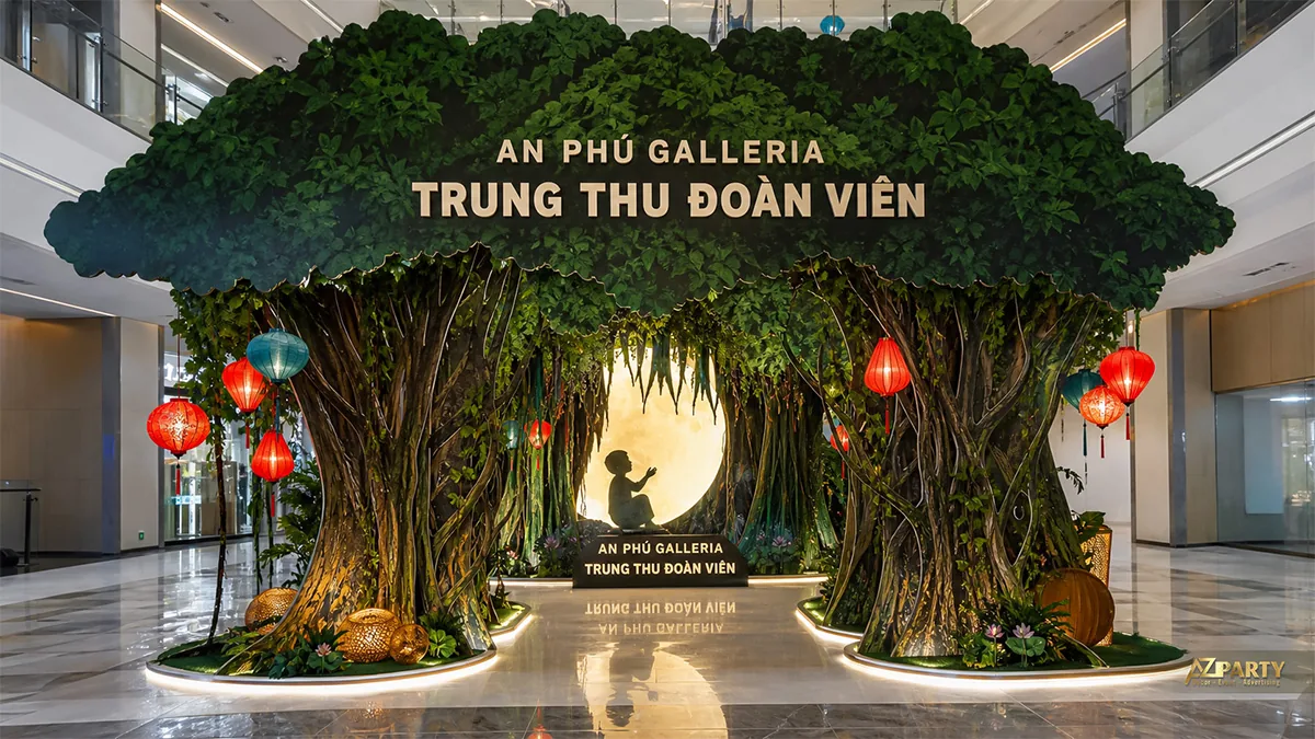 Cây cổ thụ lớn giữa sảnh trung tâm thương mại