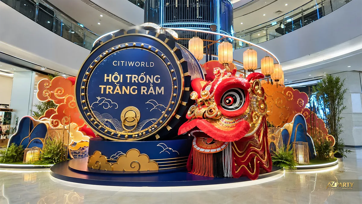 Đầu lân và trống hội trước vách xanh