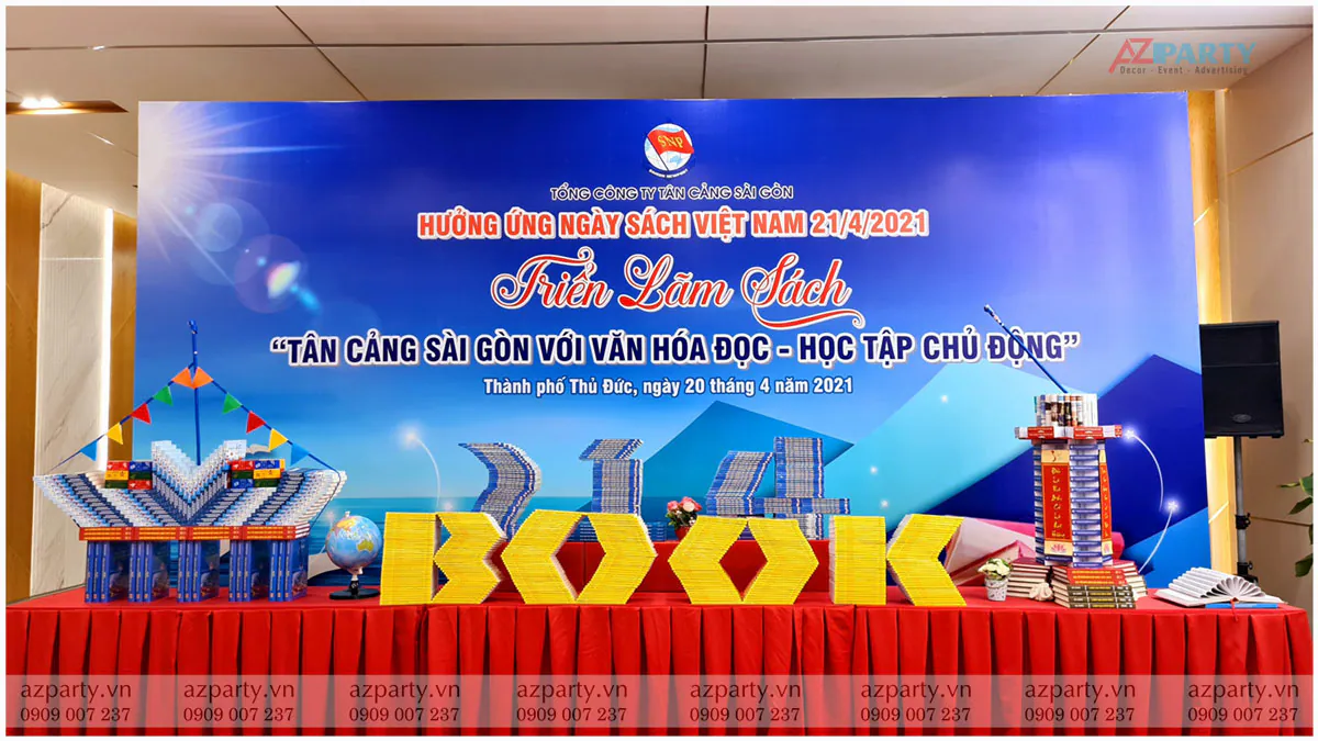 Tiểu cảnh xếp sách nghệ thuật chữ BOOK sáng tạo trên bàn trưng bày