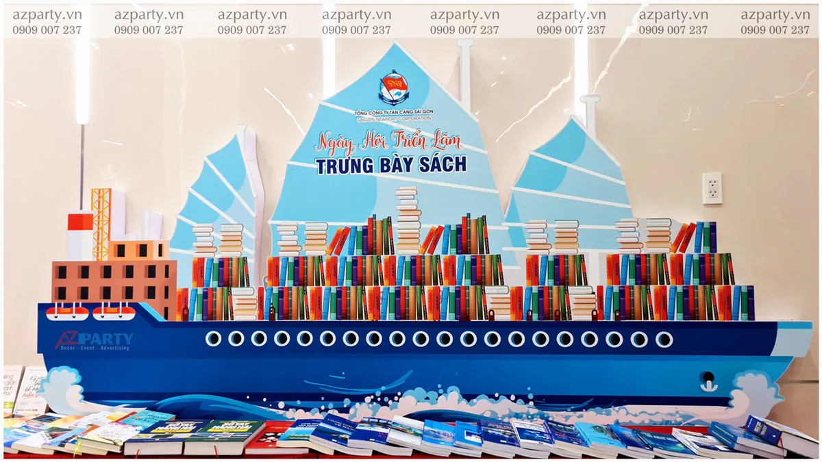 Mô hình tàu chở hàng chở đầy sách độc đáo trưng bày tại ngày hội