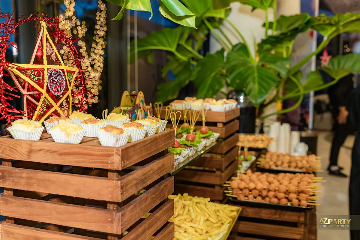 Bàn bánh và món ăn nhẹ phục vụ cư dân trong đêm hội Trung thu A&K Tower