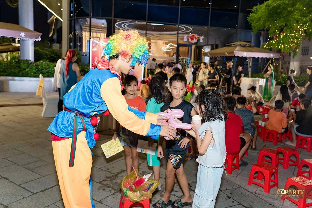 Chú hề giao lưu với trẻ em trong khu vực khán giả tại đêm hội A&K Tower