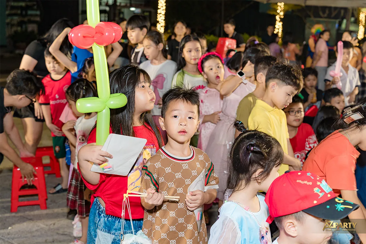 Các em nhỏ cầm bong bóng tạo hình tham gia chương trình Trung thu tại A&K Tower