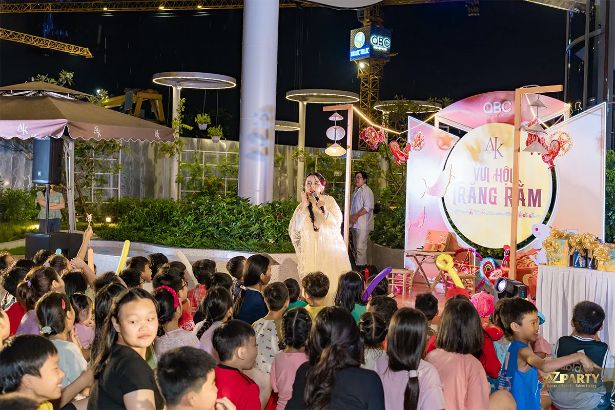 Sân khấu Vui hội Trăng Rằm tại A&K Tower với đông đảo trẻ em ngồi xem chương trình