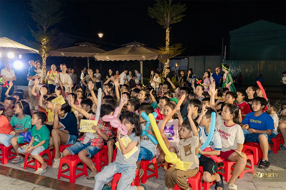 Các em nhỏ giơ tay tham gia trò chơi tương tác cùng MC tại A&K Tower