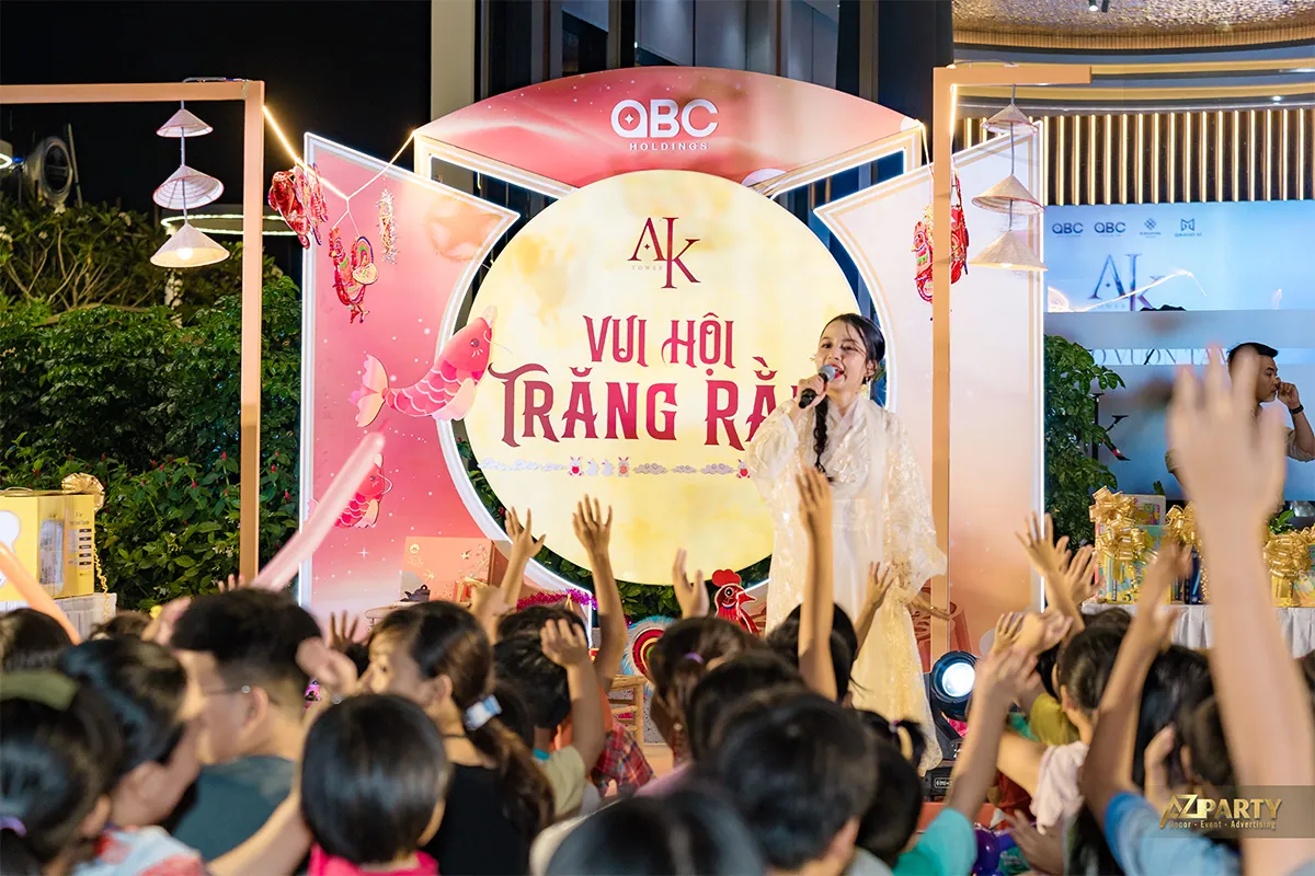 MC giao lưu cùng các em nhỏ trước sân khấu Trung thu A&K Tower