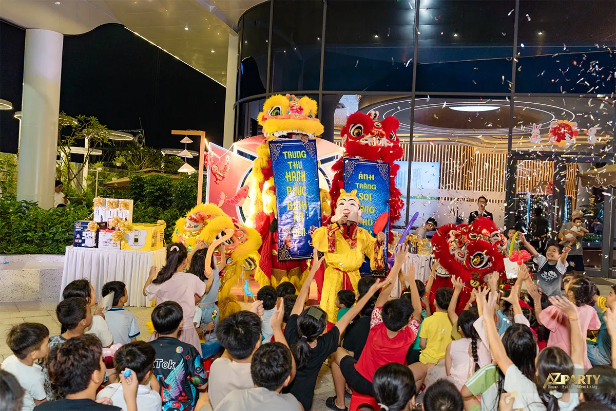 Ông Địa và đội lân giao lưu cùng trẻ em tại A&K Tower