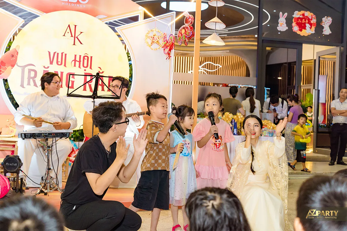Các em nhỏ biểu diễn văn nghệ cùng ban nhạc tại đêm hội A&K Tower
