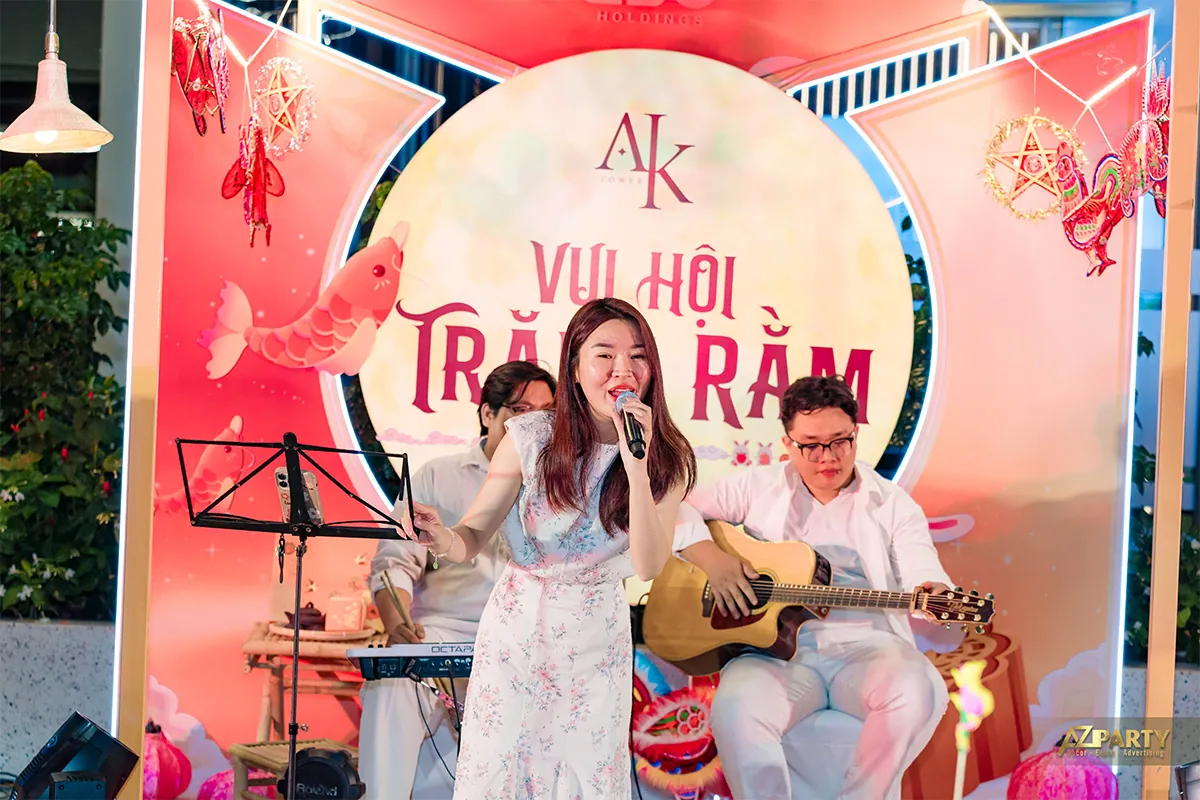 Tiết mục ca hát với guitar trên sân khấu Trung thu A&K Tower