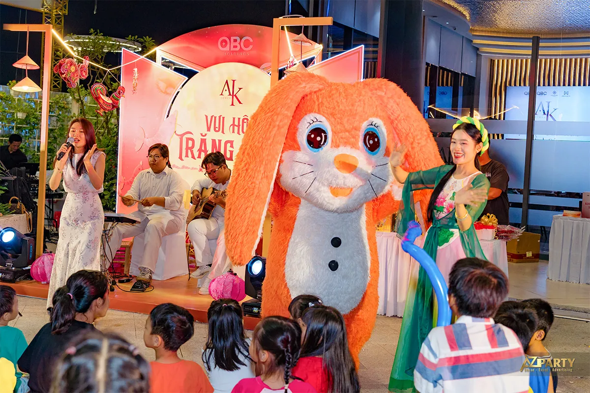 Mascot thỏ giao lưu cùng MC và trẻ em trong chương trình Trung thu A&K Tower