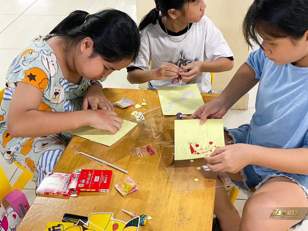 Các em nhỏ làm đồ thủ công trong chương trình Trung thu tại Era Town