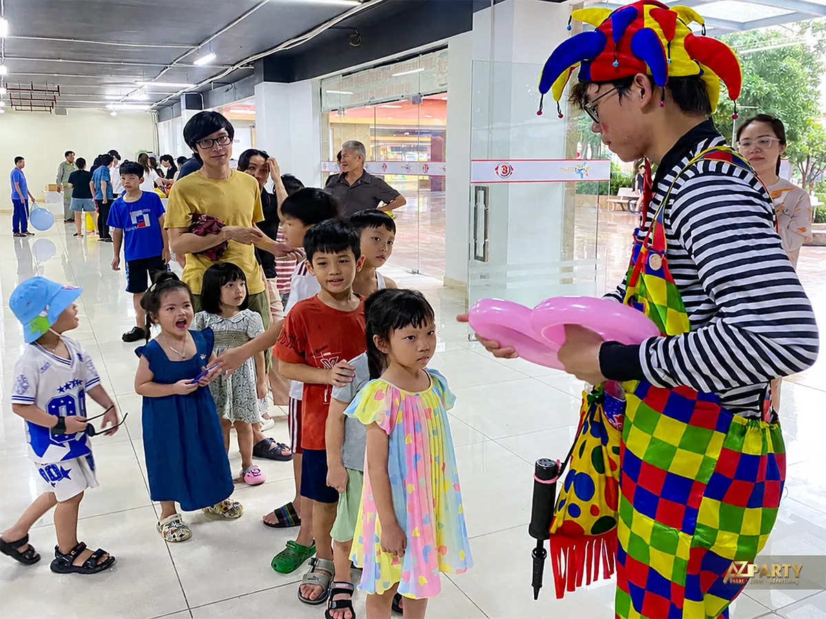 Chú hề tạo hình bong bóng giao lưu với trẻ em chung cư Era Town