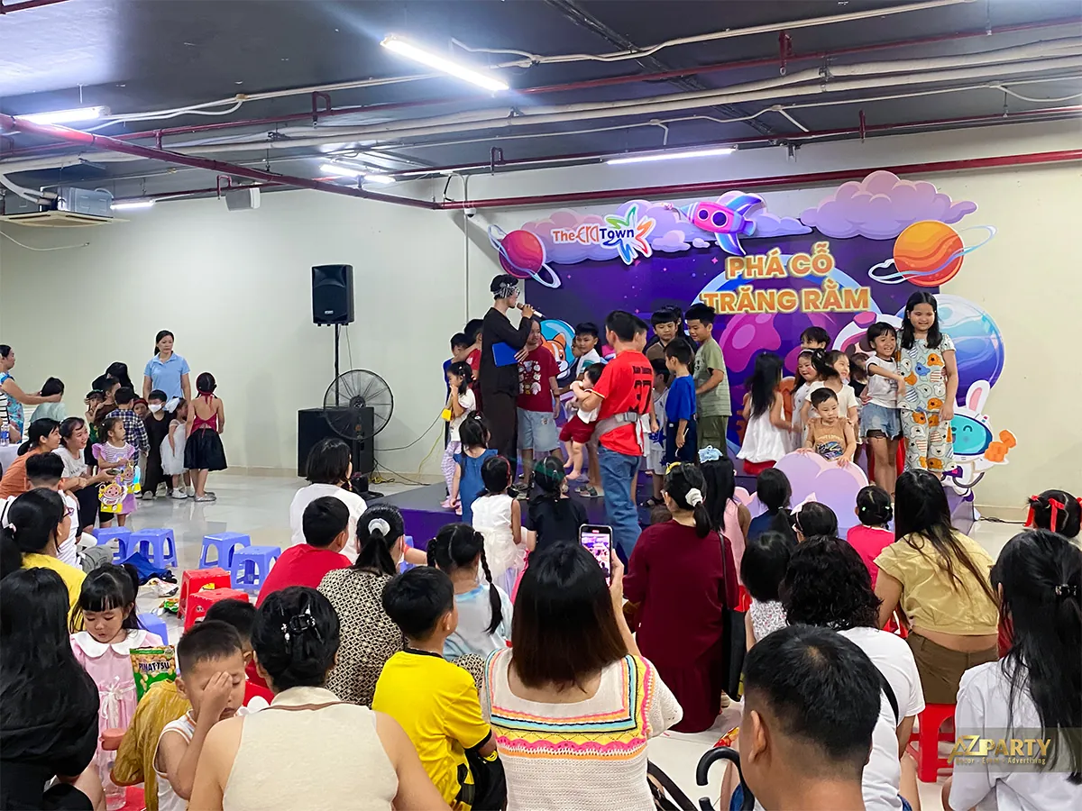 Trẻ em tham gia giao lưu trên sân khấu Trung thu chủ đề phi hành gia tại Era Town