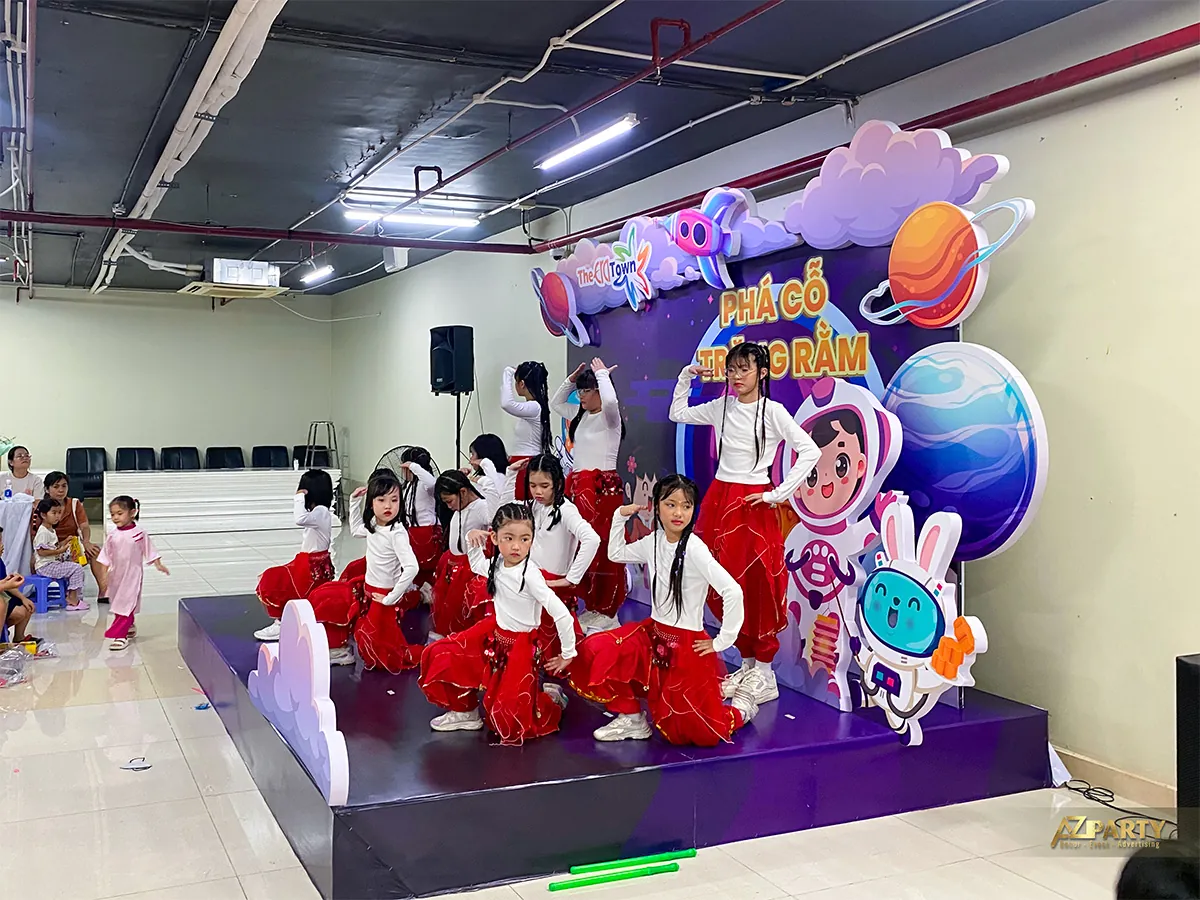 Tiết mục văn nghệ thiếu nhi trên sân khấu Phá cỗ Trăng Rằm Era Town