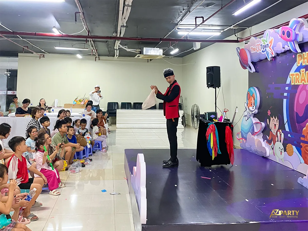 Nghệ sĩ ảo thuật biểu diễn trước các em nhỏ tại chương trình Trung thu Era Town