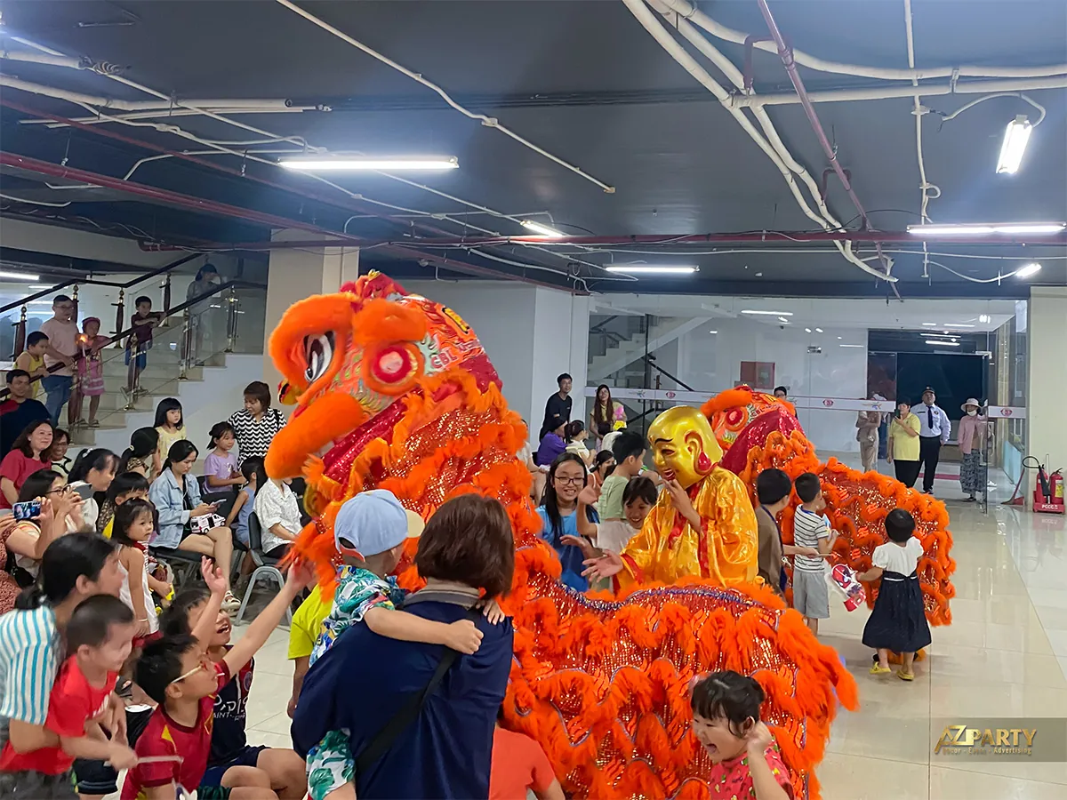 Đội lân màu cam giao lưu với cư dân nhí tại chung cư Era Town