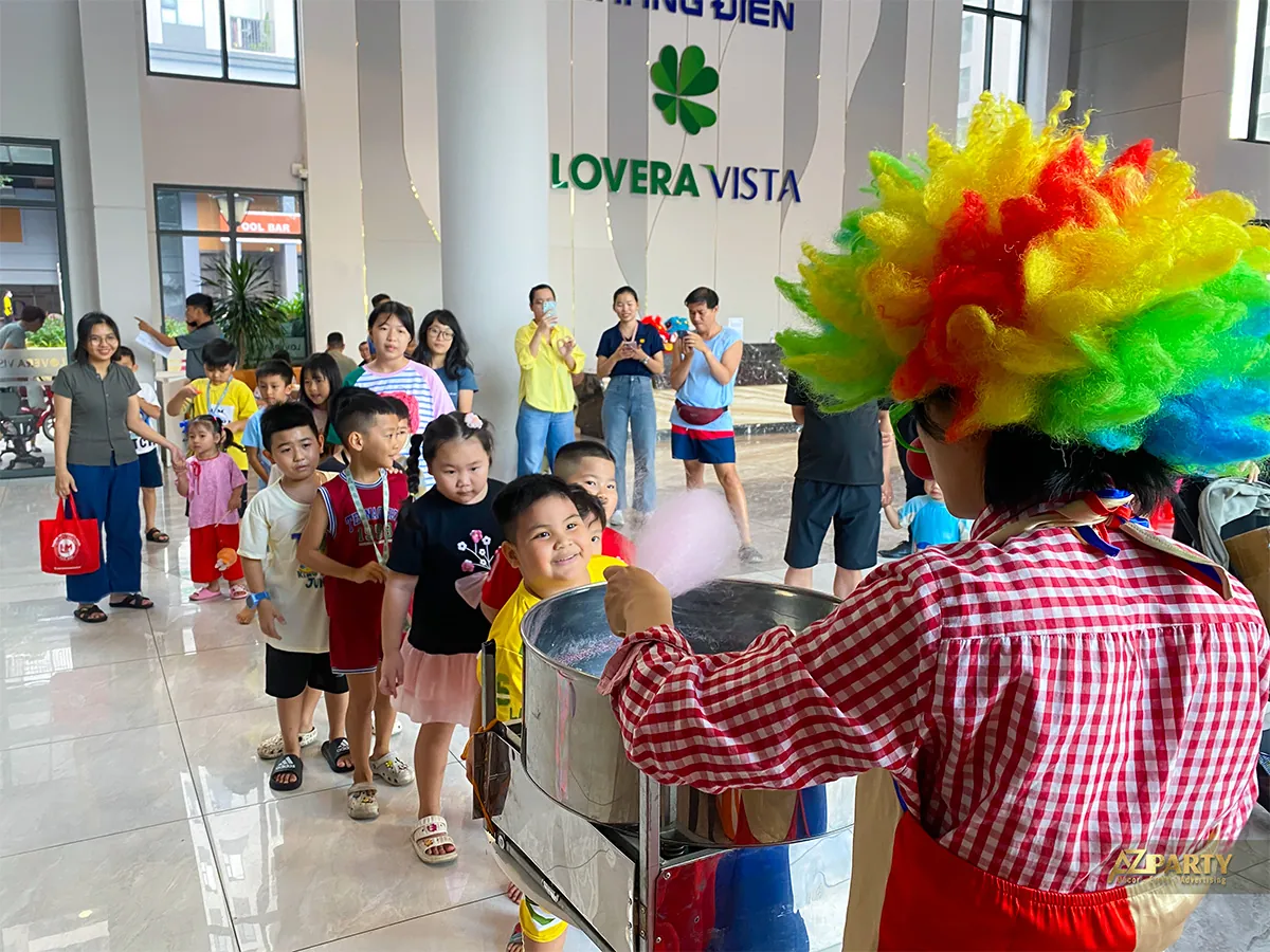 Chú hề hoạt náo cùng các em nhỏ trong sảnh chung cư Lovera Vista
