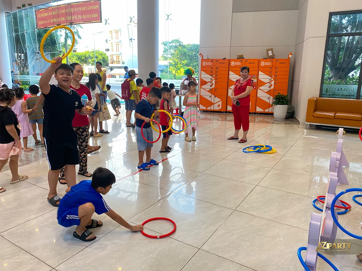 Trẻ em tham gia trò chơi ném vòng tại chương trình Trung thu Lovera Vista