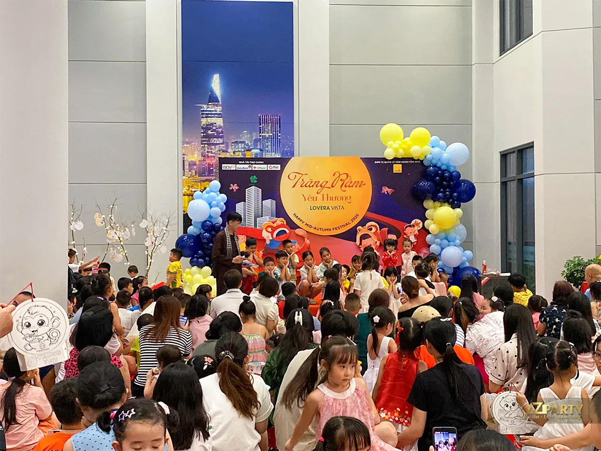 Toàn cảnh chương trình Trung thu Yêu thương với khán giả ngồi trước sân khấu Lovera Vista