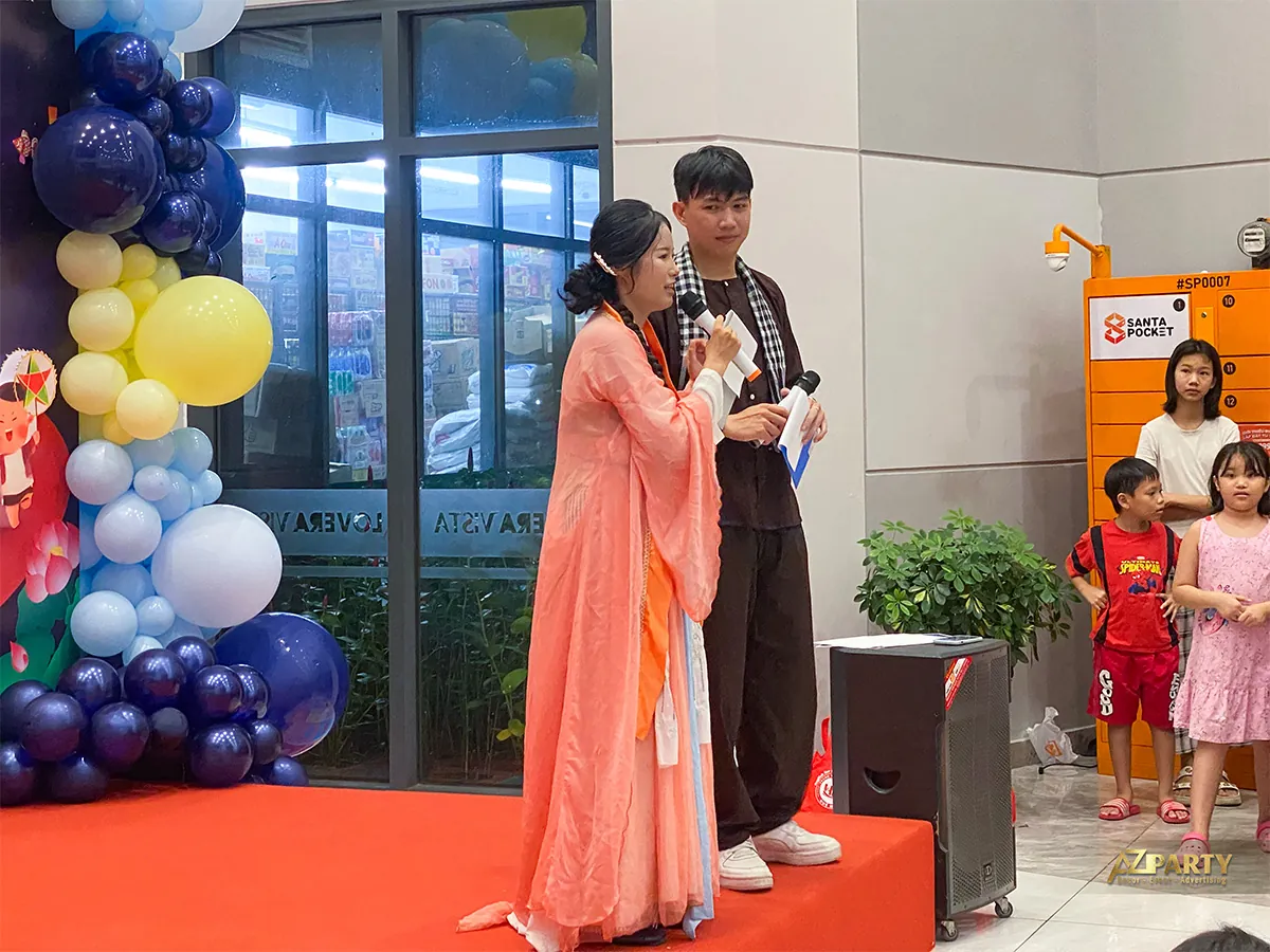 MC giao lưu cùng cư dân nhí tại chương trình Trung thu Yêu thương