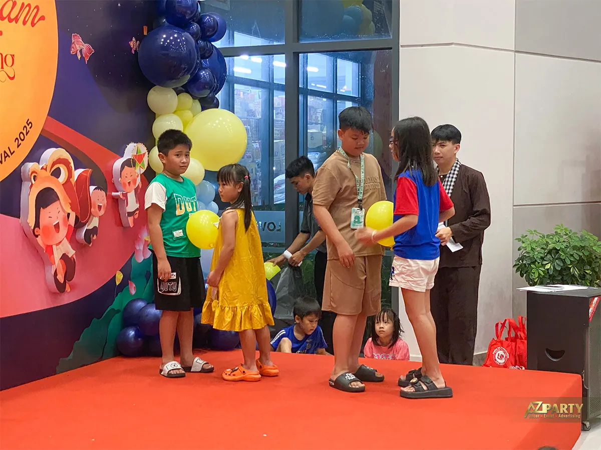Các em nhỏ tham gia thử thách trên sân khấu Lovera Vista