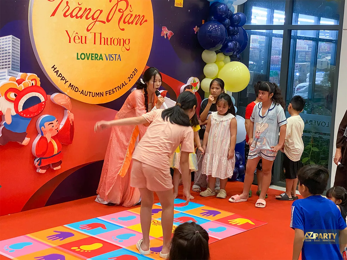 Trò chơi thảm màu dành cho trẻ em trước backdrop Trung thu Lovera Vista