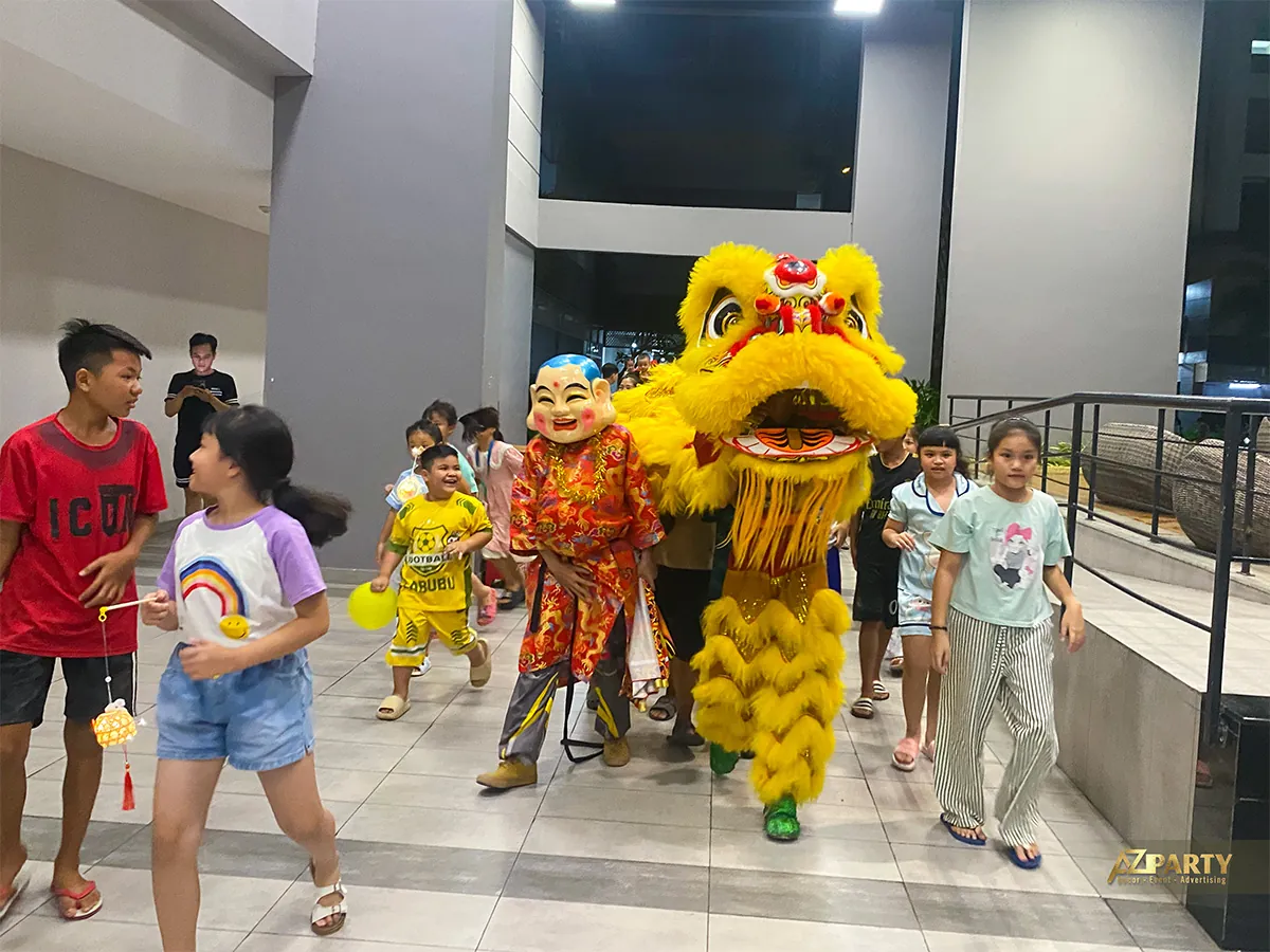 Đội lân vàng tiến vào sảnh trong chương trình Trung thu Lovera Vista