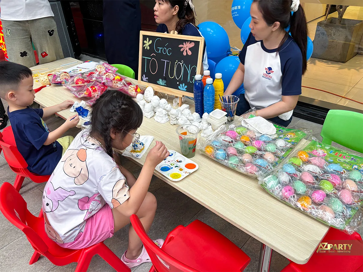 Bàn workshop sáng tạo dành cho trẻ em tại ngày hội Trung thu Orchard Parkview